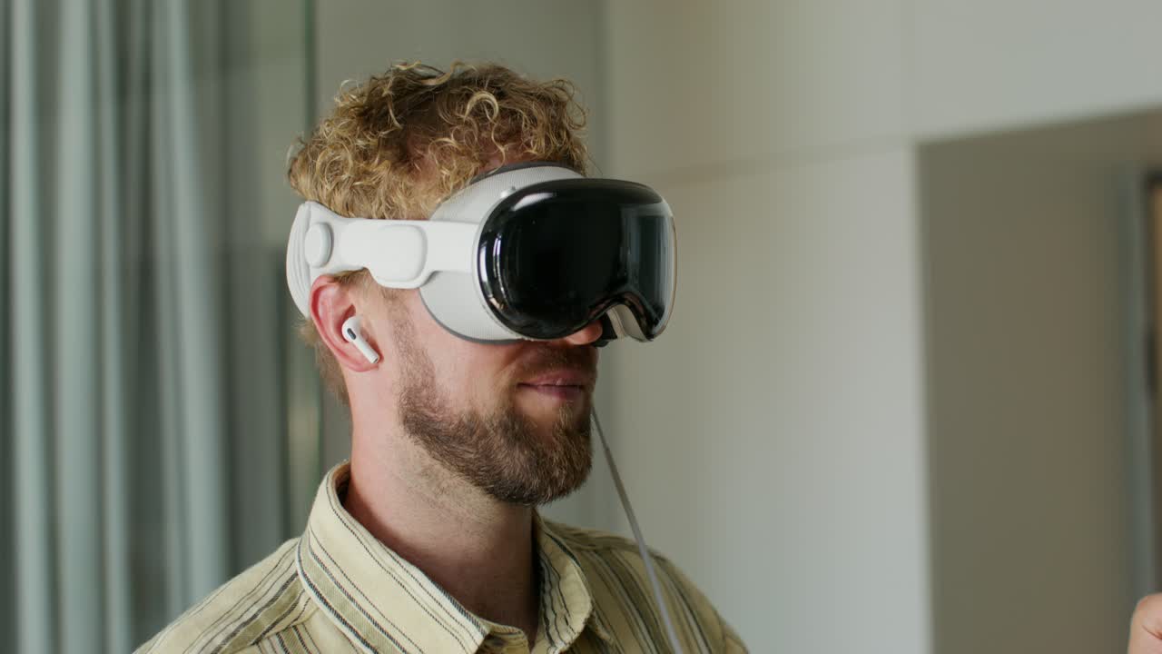 hombre con auriculares vr