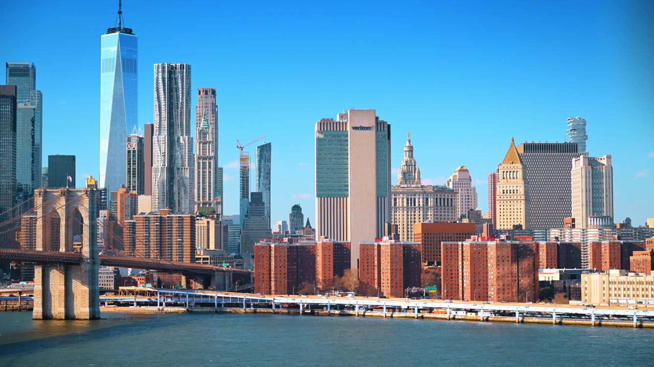 Nova Iorque, EUA, 1 de abril de 2026: Horizonte de Lower Manhattan com o One World Trade Center. O Edifício Woolworth e o Edifício Municipal se erguem ao lado da Ponte do Brooklyn sob um céu claro
