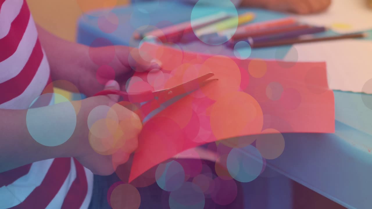 미술 수업에서 다양한 학교 학생들에 대한 빛의 스 ⁇ 의 애니메이션