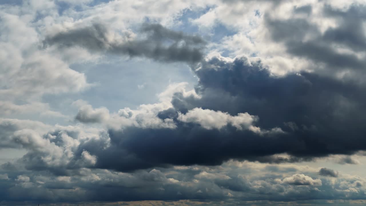 hermoso cielo oscuro dramático con nubes tormentosas el tiempo transcurre antes de la lluvia