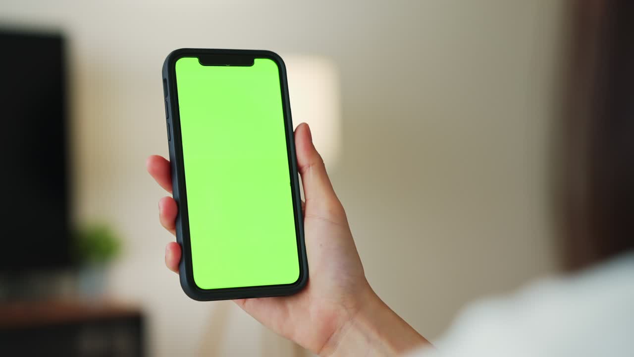 close up de mujer sosteniendo en las manos un simulacro de teléfono inteligente con pantalla verde para internet en línea, pantalla chromakey para publicidad.
