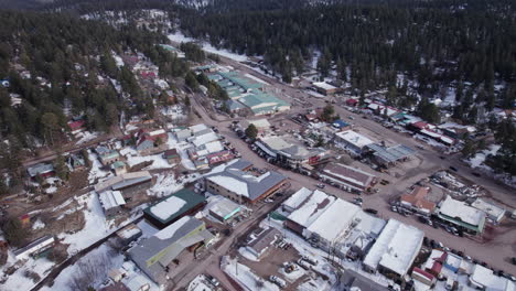 Aerial-drone-shot-of-Cloudcroft,-New-Mexico-Main-Street,-push-in