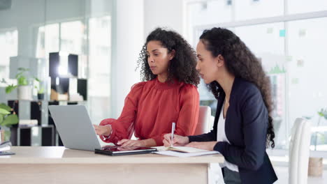 computadora portátil, colaboración y mujeres de negocios en la oficina