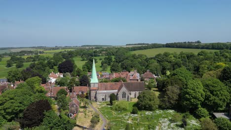 Drone-shot-flying-towards-the-village-church-in-Barham-in-Kent,-UK