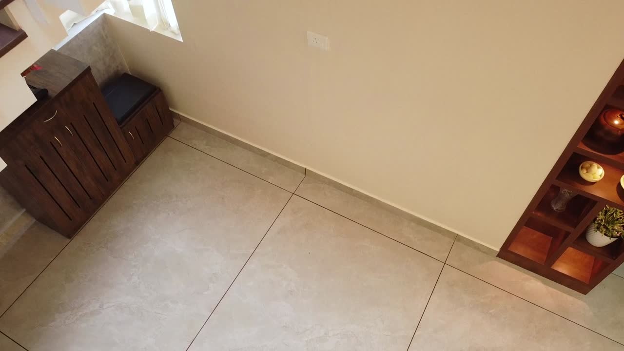 Moderne indendørs trappe i et indisk hjem med glasgelænder, træhåndliste og flisegulv. Stilfuldt boligarkitekturdesign, minimalistisk og elegant boligindretning stockvideo