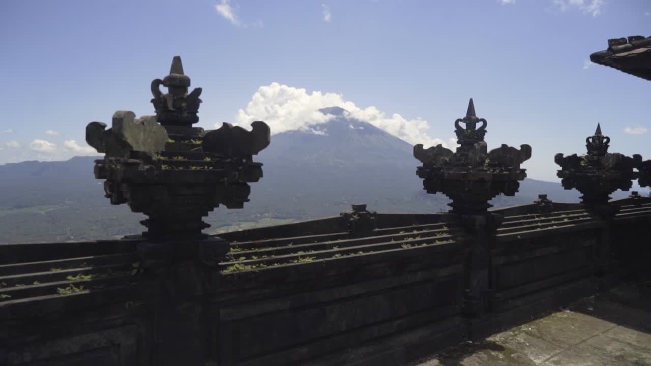 Pengambilan gambar mendekat gunung berapi dari sebuah kuil Buddha.