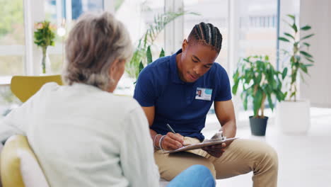 Ruhestand,-Dokumente-Und-Eine-Krankenschwester-Im-Gespräch