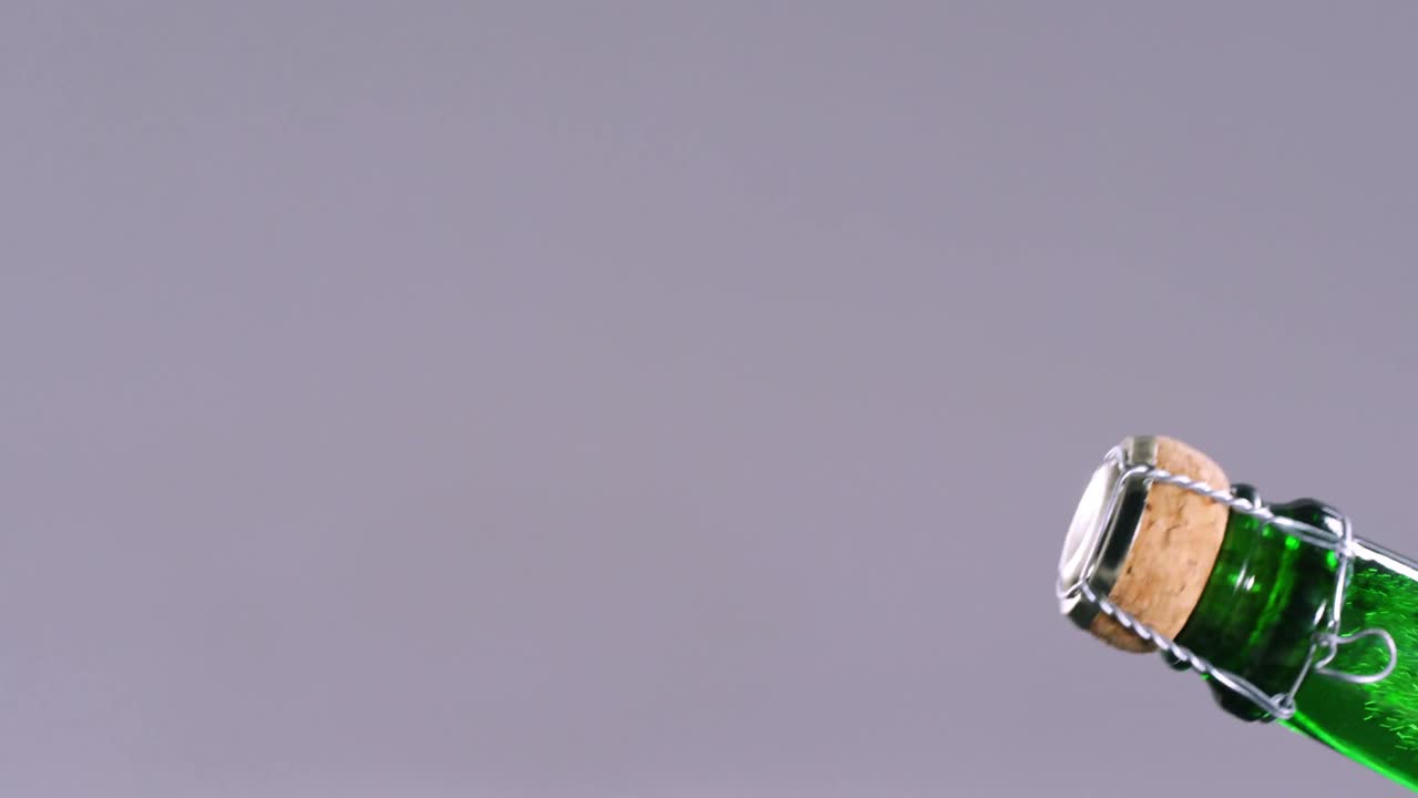 hombre abriendo una botella de champán