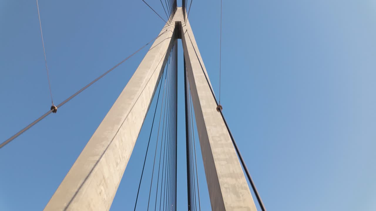 Torres y cables de acero del puente de Helgeland (Helgelandsbrua) con el cielo azul de Noruega de fondo. - Toma en ángulo bajo
