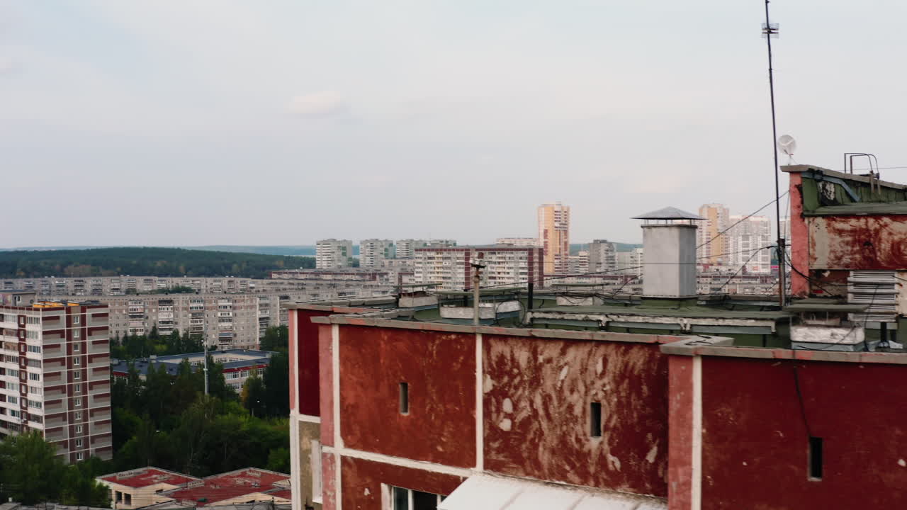 vista del paisaje urbano de una zona residencial urbana con edificios antiguos