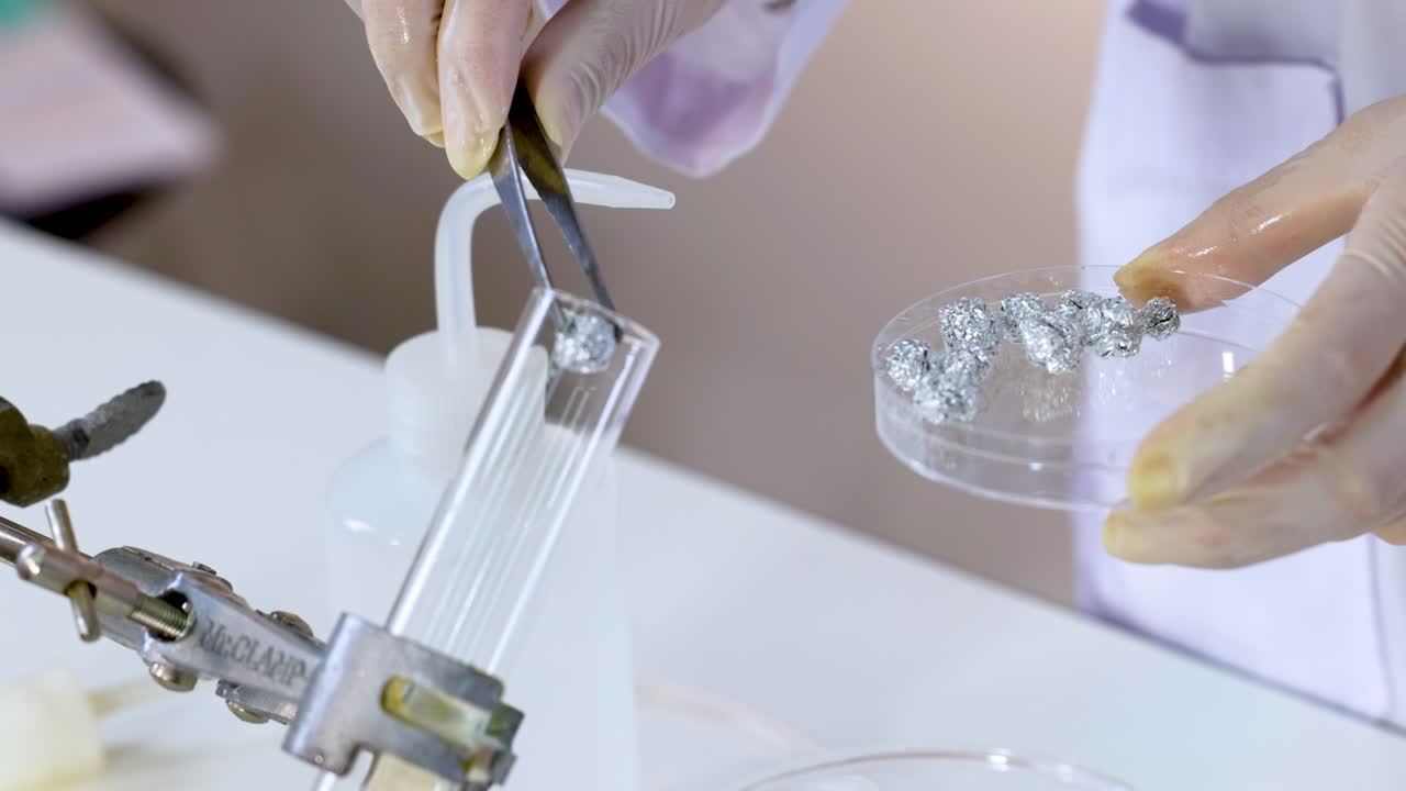 이 염화산과 반응하는 것을 증명하는 실험