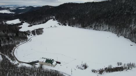 Meseta-Montañosa-Cubierta-De-Nieve