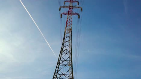 poste de alta tensión con cielo azul