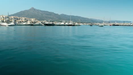 Yates-De-Lujo-En-El-Puerto-De-Puerto-Banus,-España,-Lapso-De-Tiempo-De-ángulo-Bajo