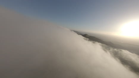 Fpv-drohne,-Die-über-Wolken-über-Alella,-Katalonischer-Waldwildnis-Unten-Schwebt