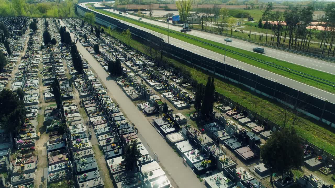 고속도로 옆 공동묘지 조감도