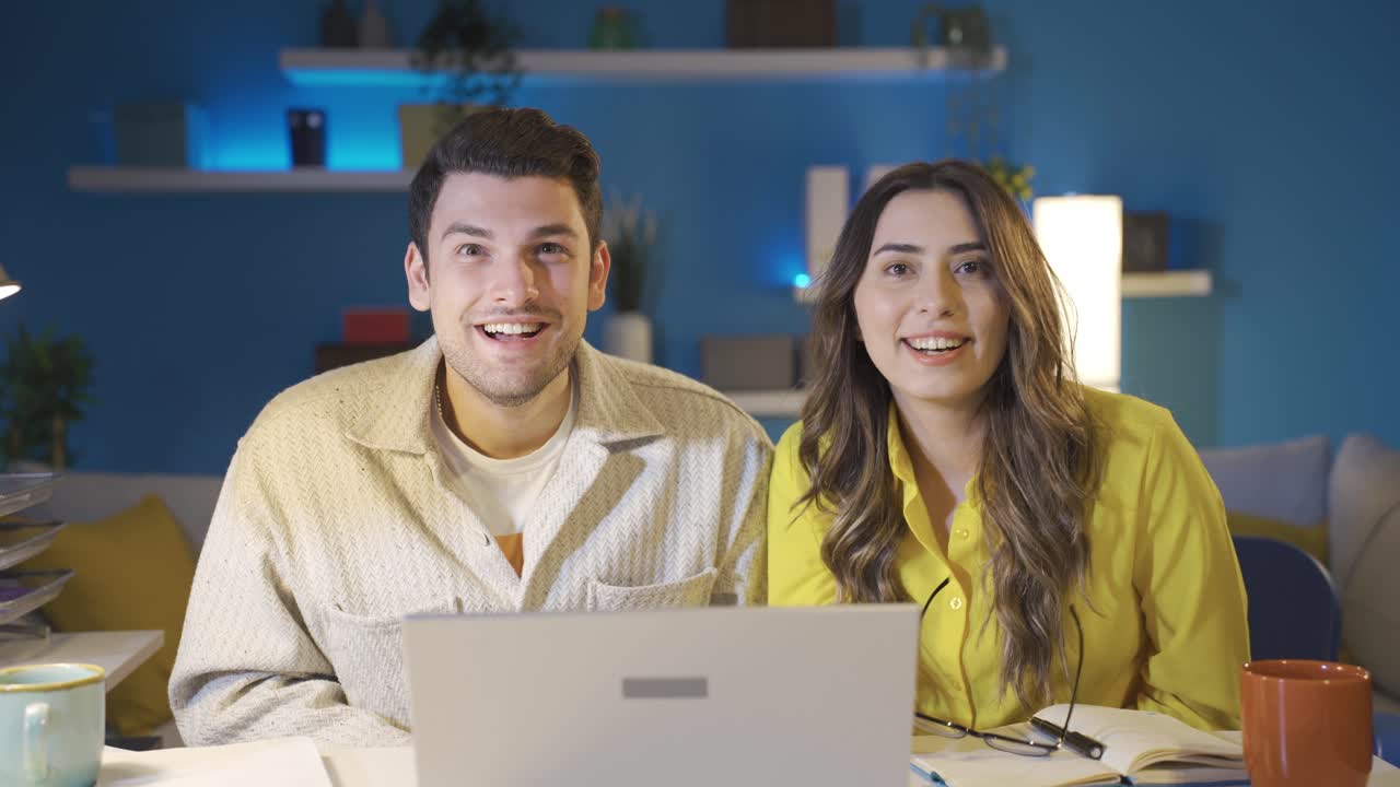 marido y mujer, que reciben buenas noticias, se acercan a sus sueños, sus esfuerzos no son en vano.