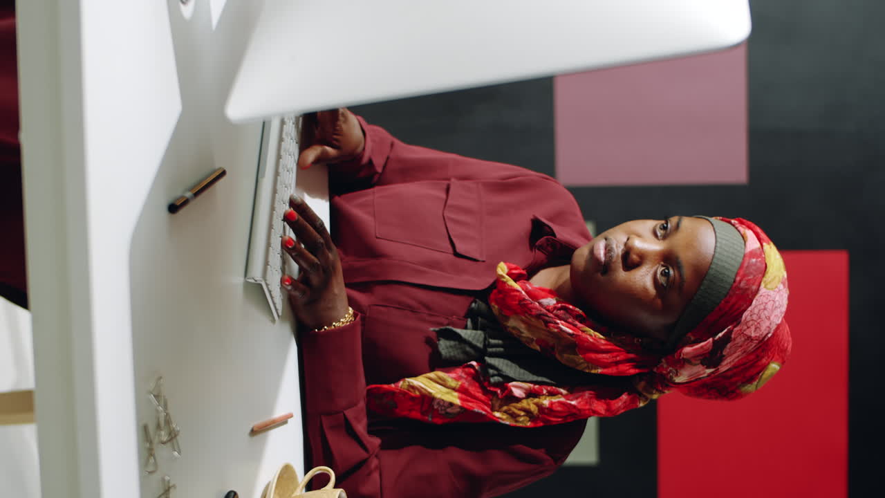 мусульманка в красном с помощью компьютера вертикально