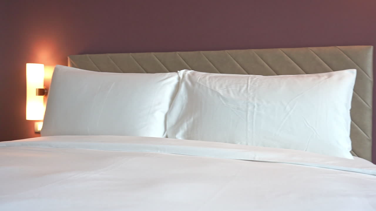 pan a través de una gran cama minimalista pero cómoda