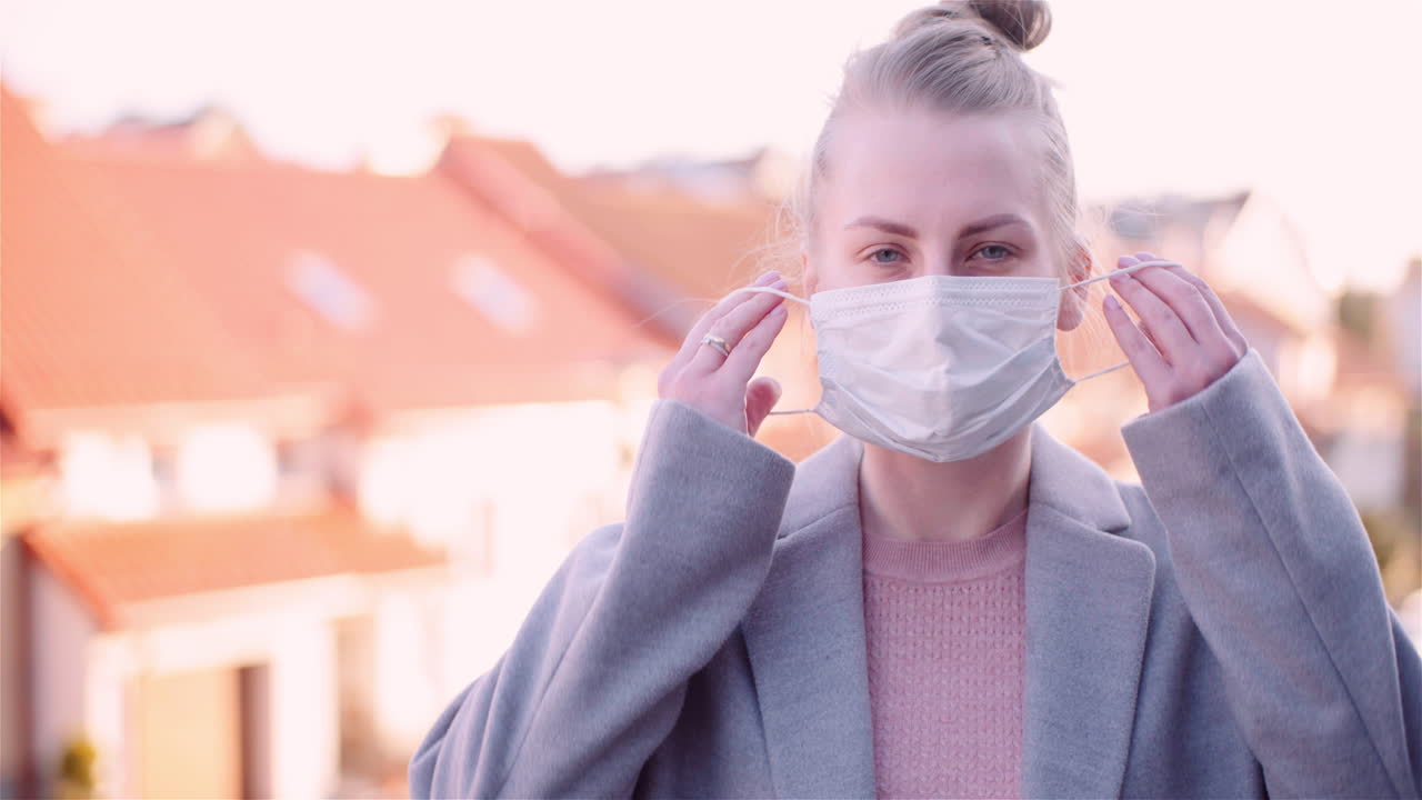 여자는 얼굴에 보호 마스크를 착용 2