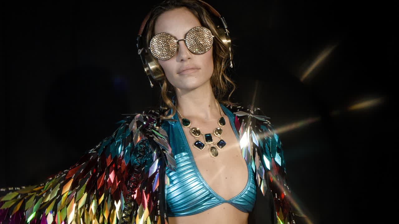 parte superior de plumas brillantes 4k 00