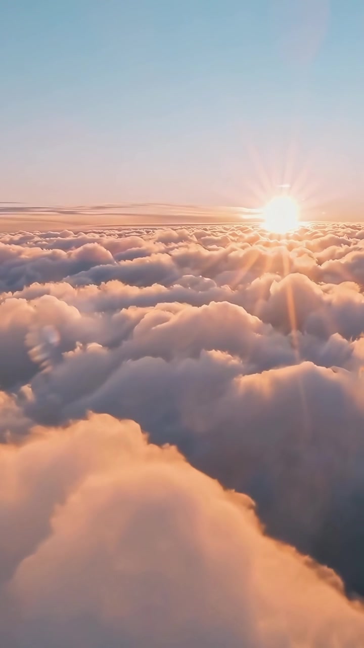 Maestosa vista aerea di nuvole soffici e sole dorato