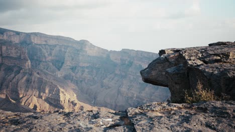 Jebel-Shams,-Geschmückt-Mit-Den-Faszinierenden-Farben-Des-Sonnenuntergangs