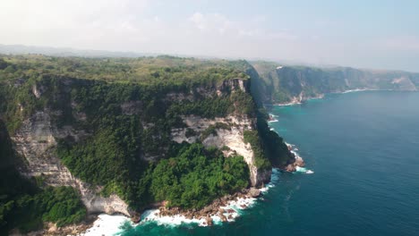 Felsige-Küstenklippen-Im-Nebel-An-Der-Küste-Von-Nusa-Penida-In-Bali,-Indonesien