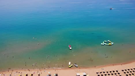 Playa-De-Tsambika-Con-Arena-Dorada-Y-Agua-Turquesa-En-La-Isla-De-Rhodos,-Grecia---Toma-Aérea-De-Drones