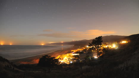 Lapso-De-Tiempo-De-Senderos-De-Estrellas-Y-Salida-De-La-Luna-Sobre-El-Campamento-De-La-Playa-De-Jalama-En-El-Condado-De-Santa-Bárbara,-California