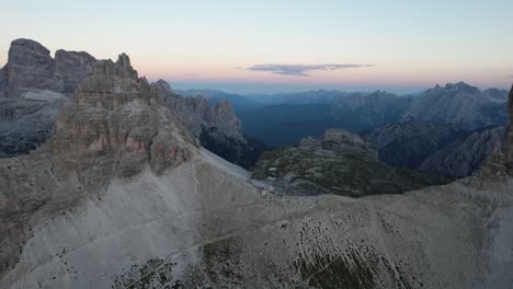 Montañas-Rocosas-En-El-Cielo-Del-Atardecer