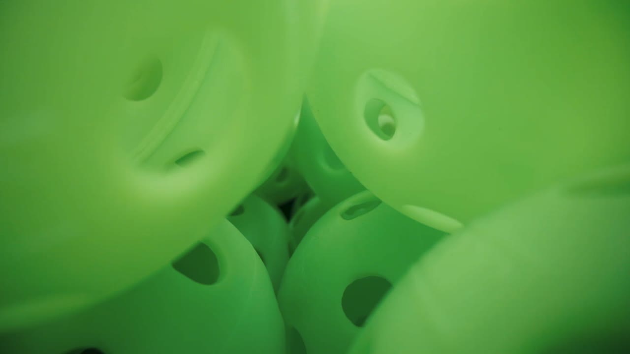 уникальный вид мячей для пиклбола, созданный с помощью зондового объектива