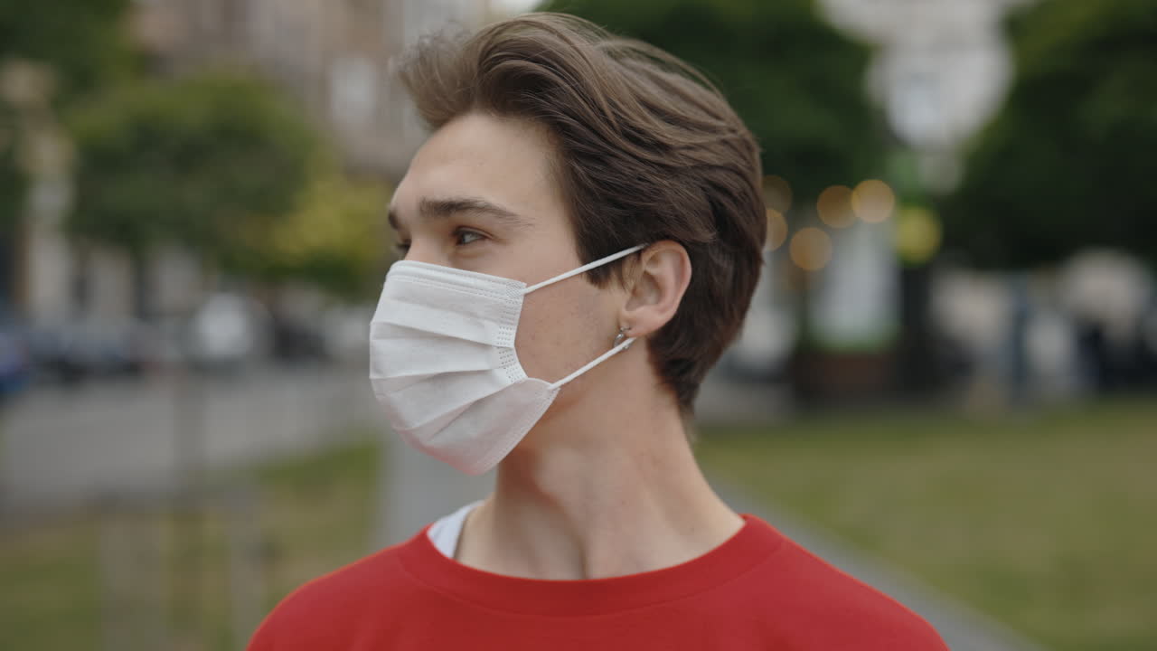 얼굴 마스크를 입은 남자