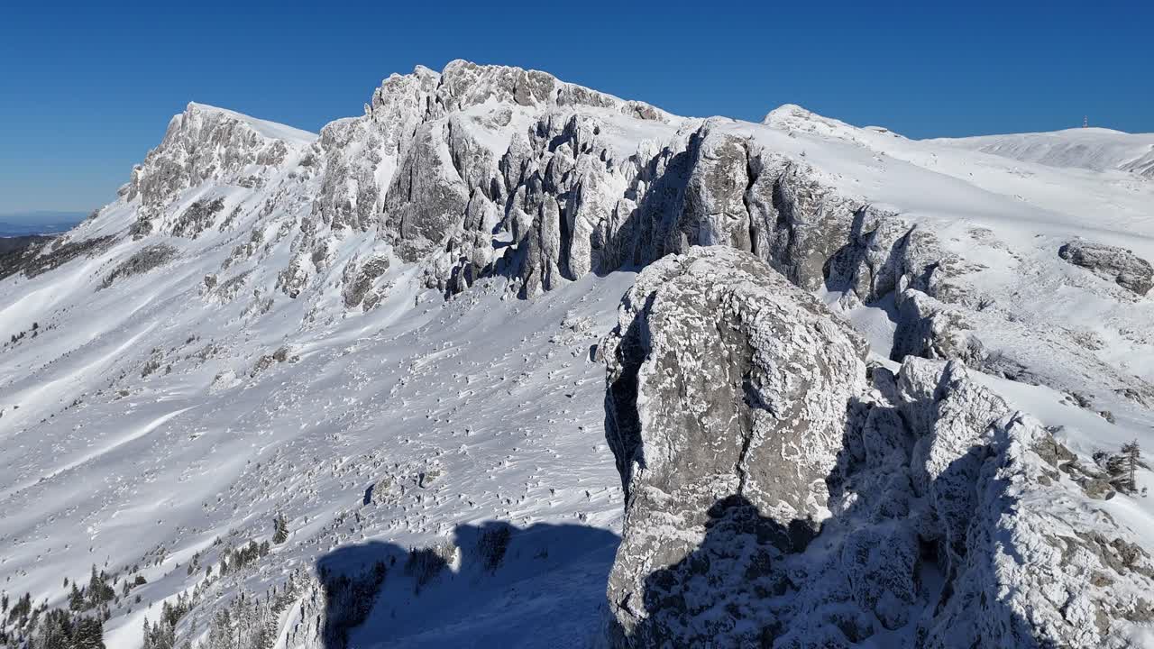 은 푸른 하늘 아래 눈 인 스트룬글리 마리 봉우리, 부케기 산맥