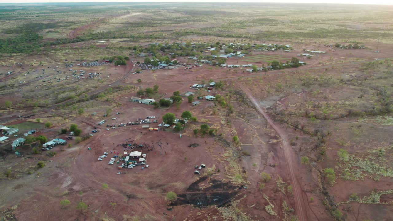2022년 8월 26일 노던 테리토리 오스트레일리아 배경에 칼카링기가 있는 자유의 날 축제 동안 밴드 무대의 공중 전망