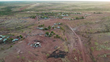 Vista-Aérea-Del-Escenario-De-La-Banda-Durante-El-Festival-Del-Día-De-La-Libertad-Con-Kalkaringi-En-El-Fondo,-Territorio-Del-Norte-De-Australia,-26-De-Agosto-De-2022