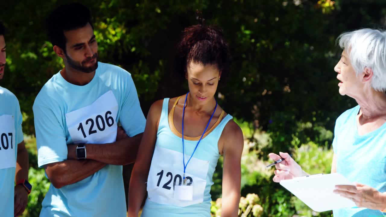 Sportler melden sich für Marathon an 4k