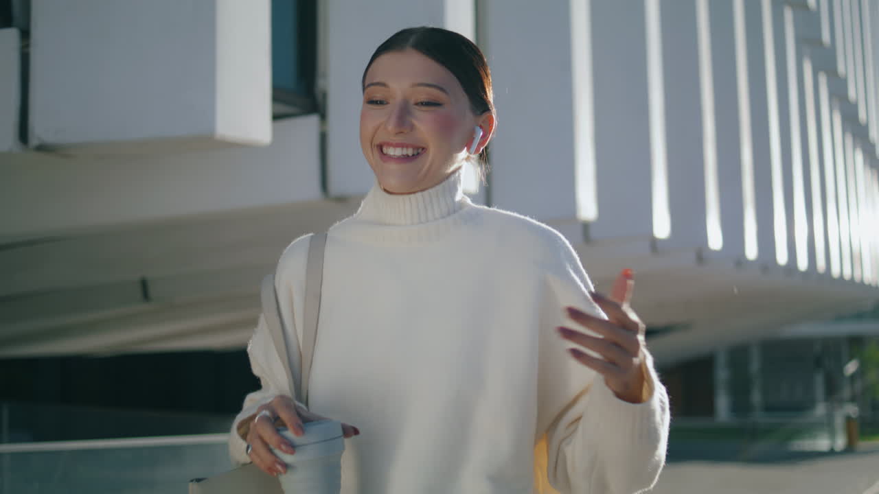 여자 전화 헤드폰 가까이 걸어. 여자 얘기 헤드 수직