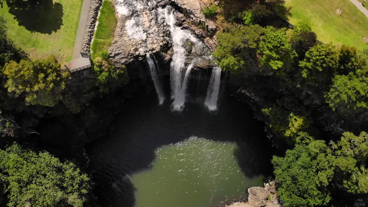 las cataratas de whangarei se inclinan hacia arriba revelando una foto de la pintoresca cascada