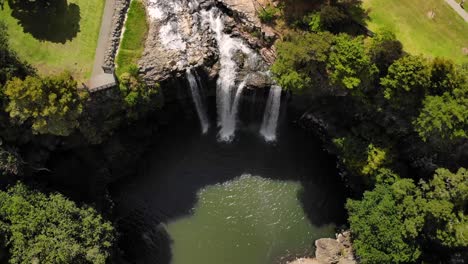 La-Inclinación-Aérea-De-Las-Cataratas-De-Whangarei-Revela-Una-Toma-De-Una-Pintoresca-Cascada