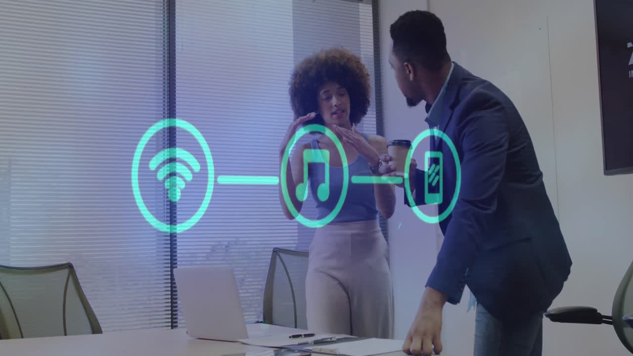 animación del procesamiento de datos financieros e íconos sobre diversas personas de negocios.