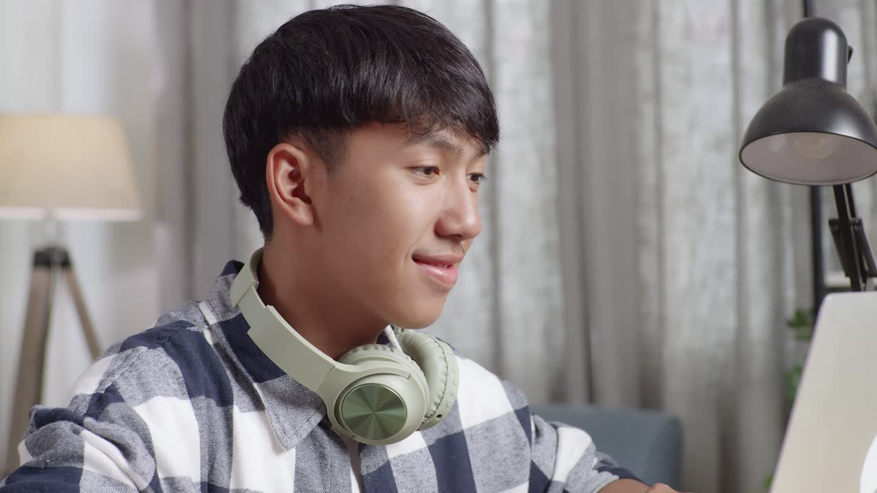 집에서 공부하는 십대 소년