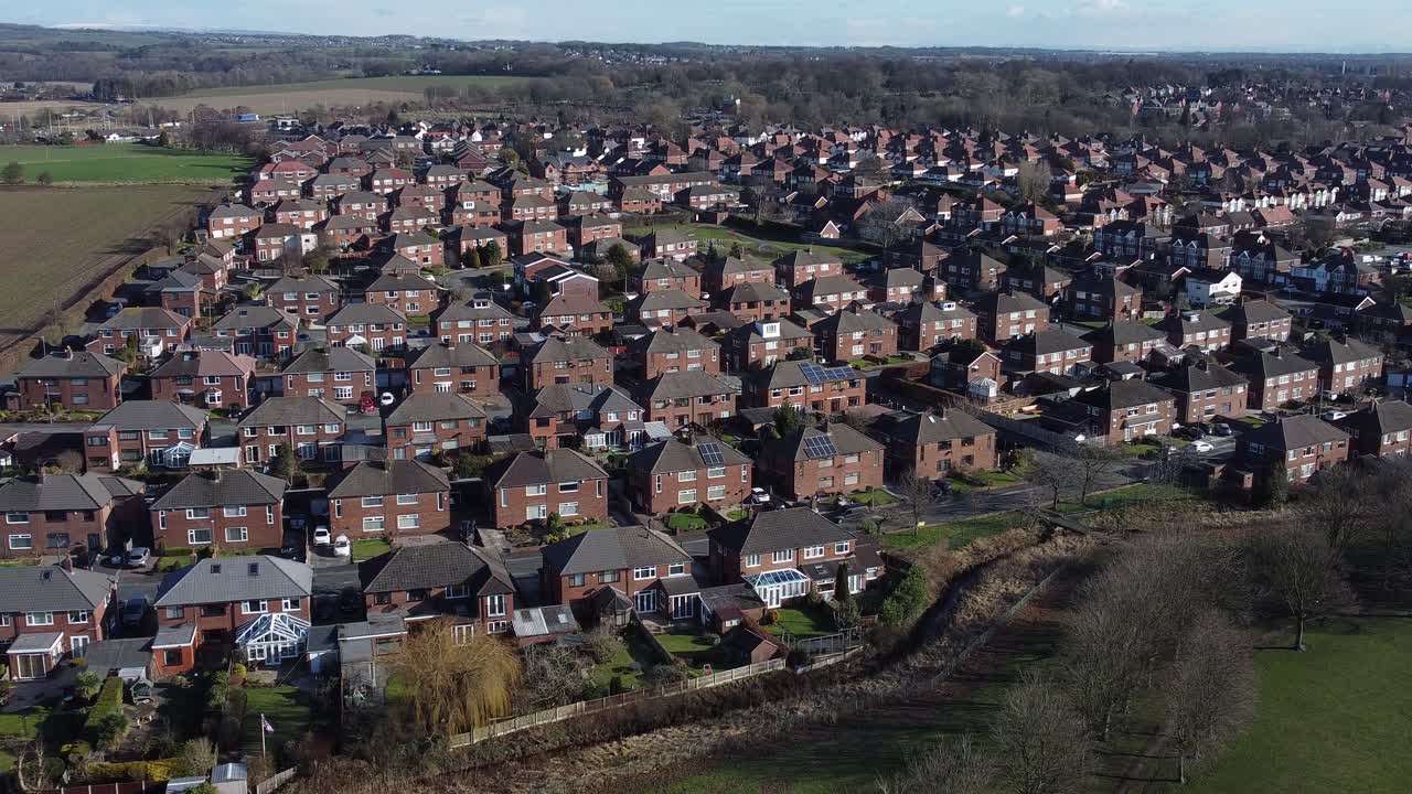 típico pueblo suburbano barrio residencial propiedad de liverpool tejados vista aérea empujar hacia la derecha
