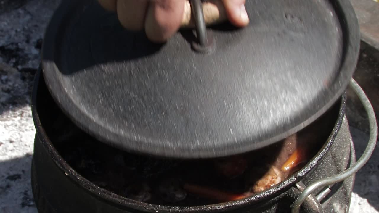 불 위의 솥에서 요리하기