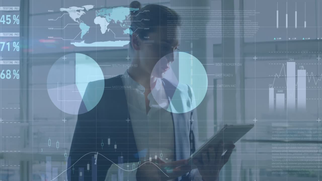 animación del procesamiento de datos sobre una mujer de negocios caucásica que usa una tableta