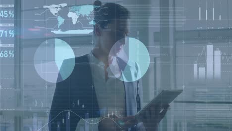 animación del procesamiento de datos sobre una mujer de negocios caucásica que usa una tableta