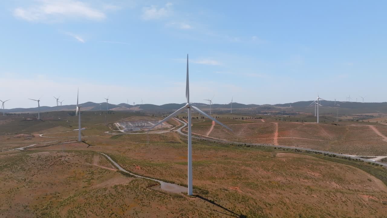 사막에서 에너지를 생성하기 위해 천천히 회전하는 풍력 터빈 주위의 공중 도