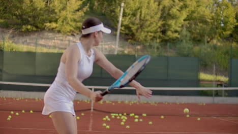 Eine-Tennisspielerin-übt-Das-Schlagen-Des-Balls,-Während-Der-Trainer-In-Zeitlupe-Mit-Einem-Schläger-Auf-Den-Ball-Schlägt.-Training-Einer-Professionellen-Tennisspielerin.