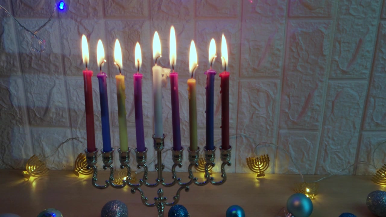 Menorah di Hanukkah con candele accese per la festività ebraica