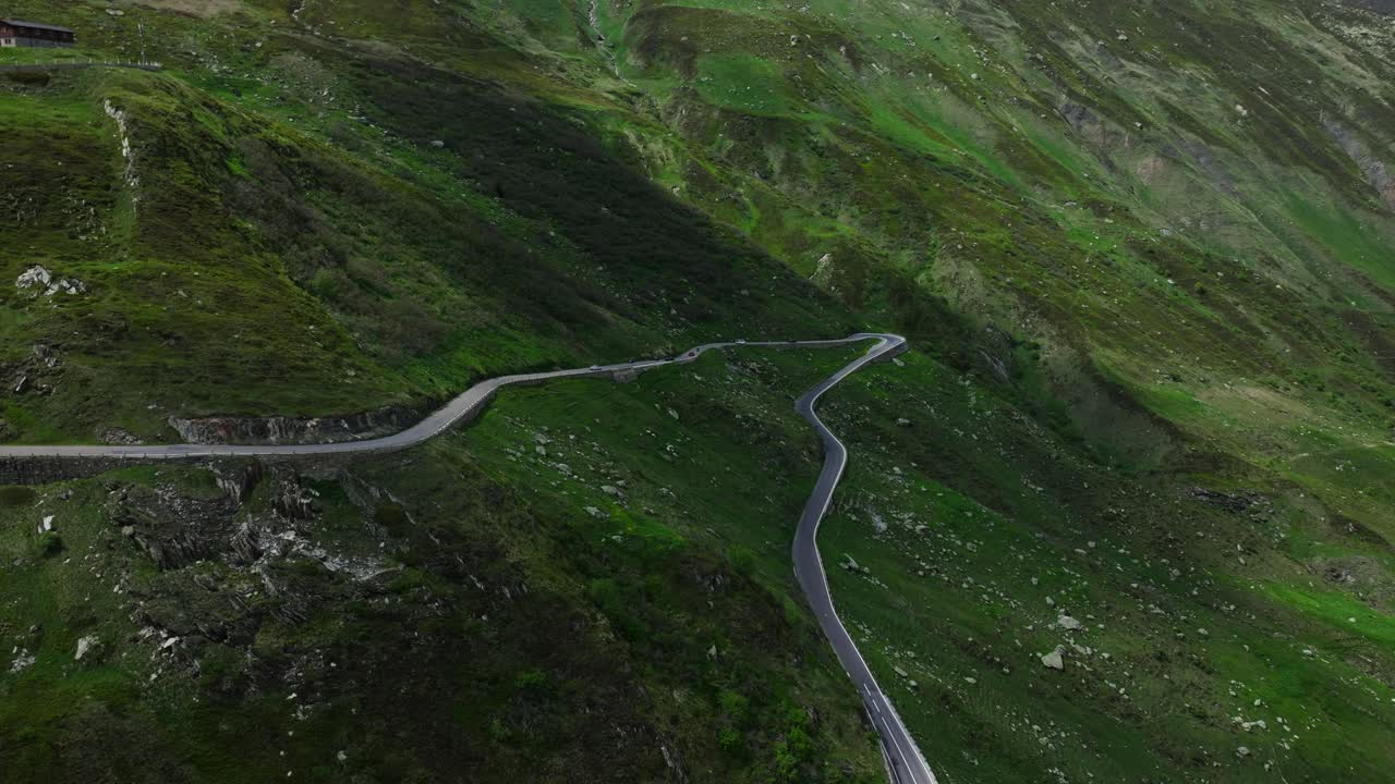 coches conduciendo a lo largo de la carretera sinuosa de furka pass en suiza